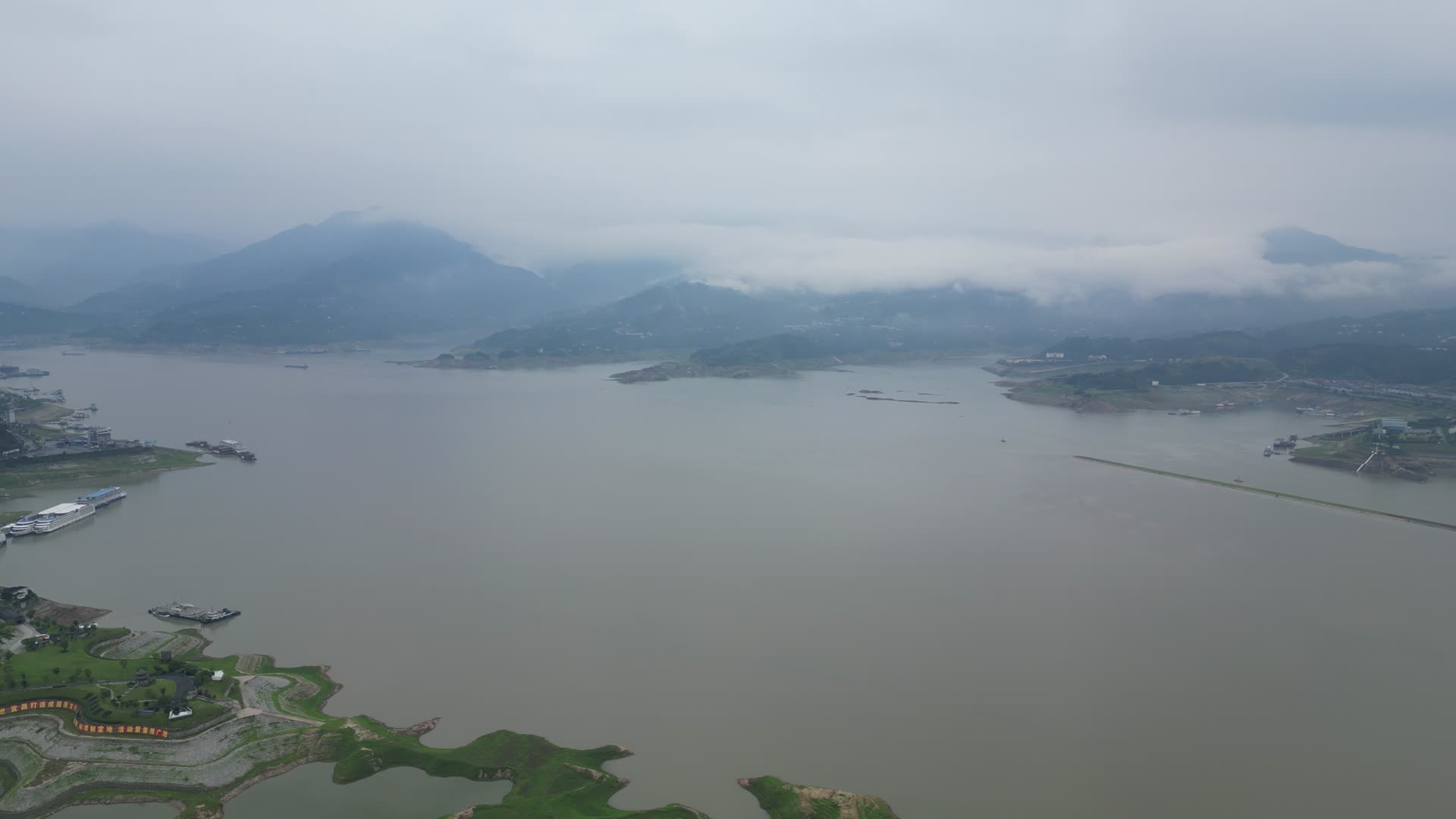 航拍湖北三峡清晨迷雾云雾视频的预览图