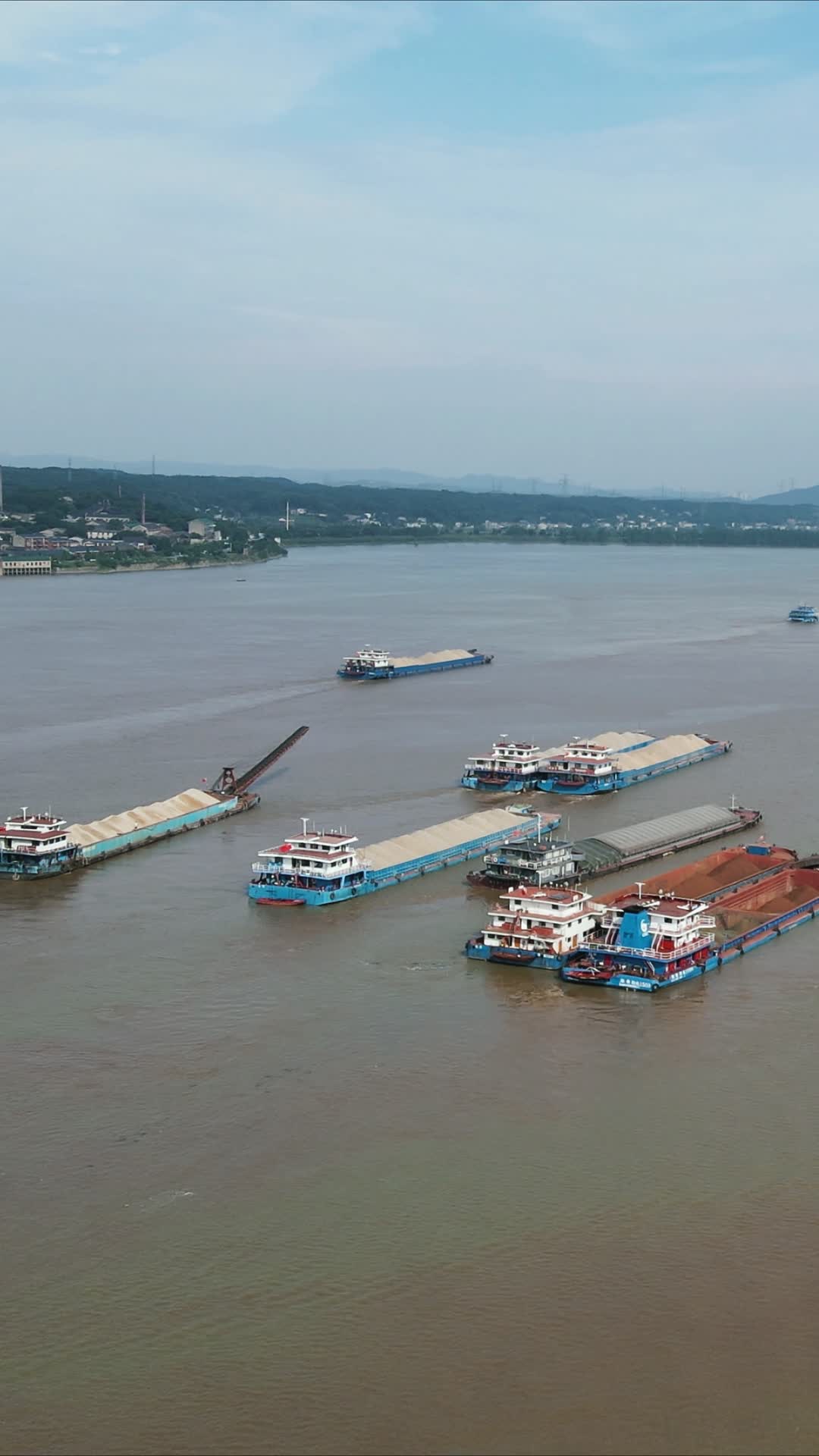 湖南湘江货运大船竖屏航拍视频的预览图