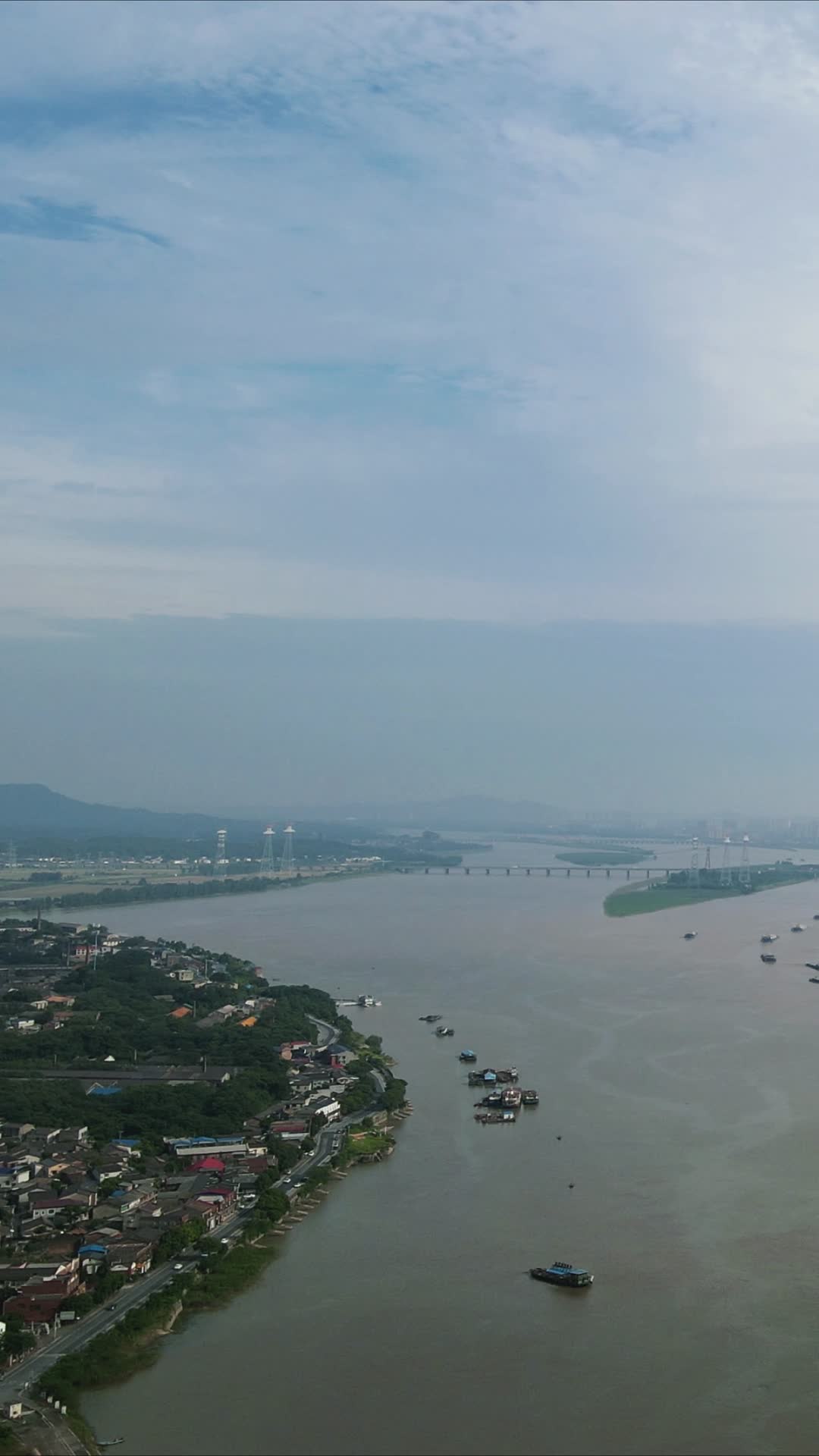 湖南湘江货运码头港口竖屏航拍视频的预览图