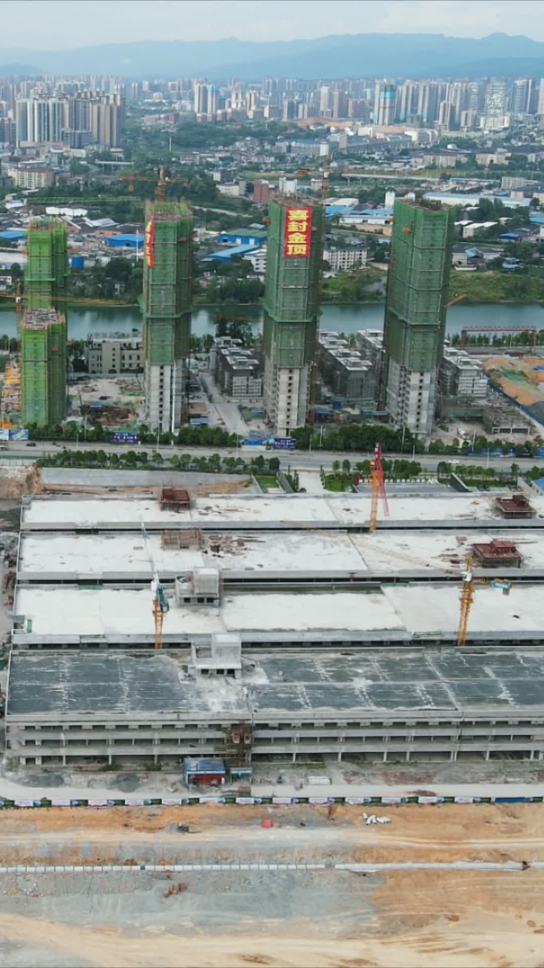 航拍城市建设施工吊塔竖屏视频的预览图