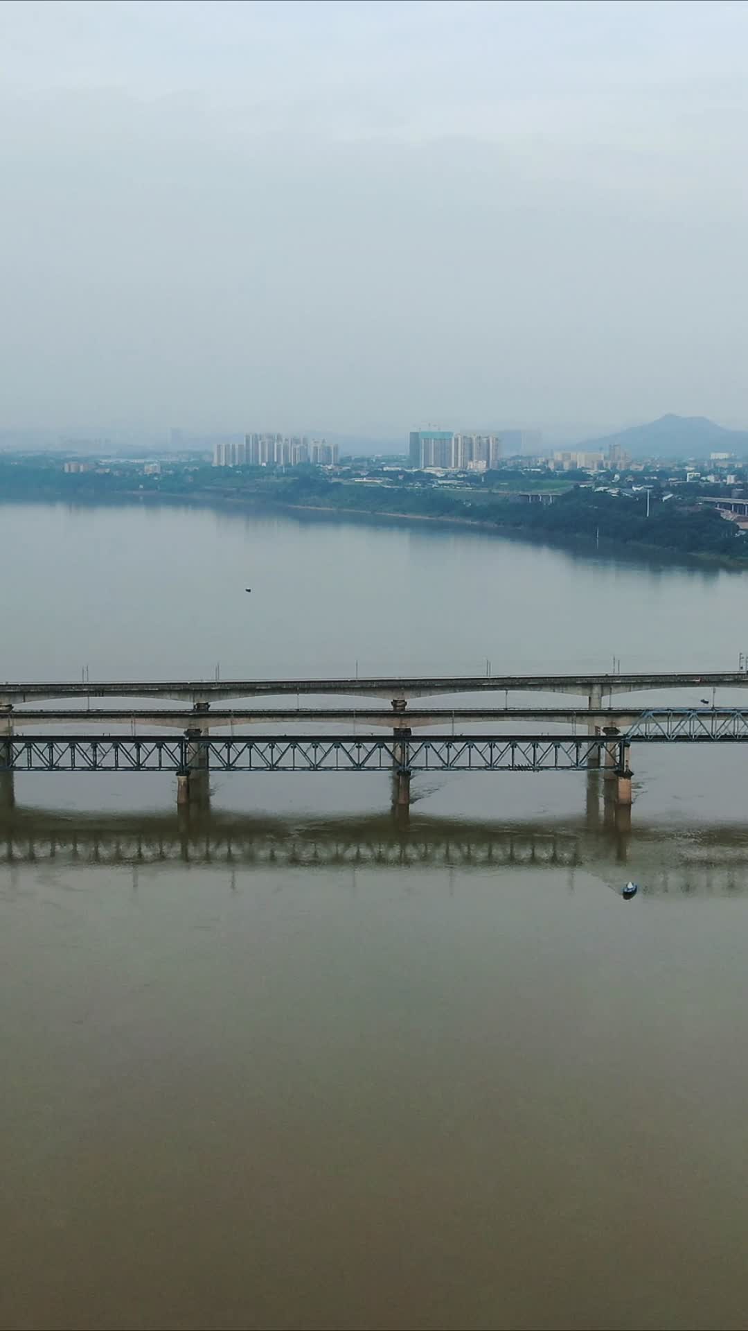 湖南湘潭湘江跨河大桥竖屏航拍视频的预览图