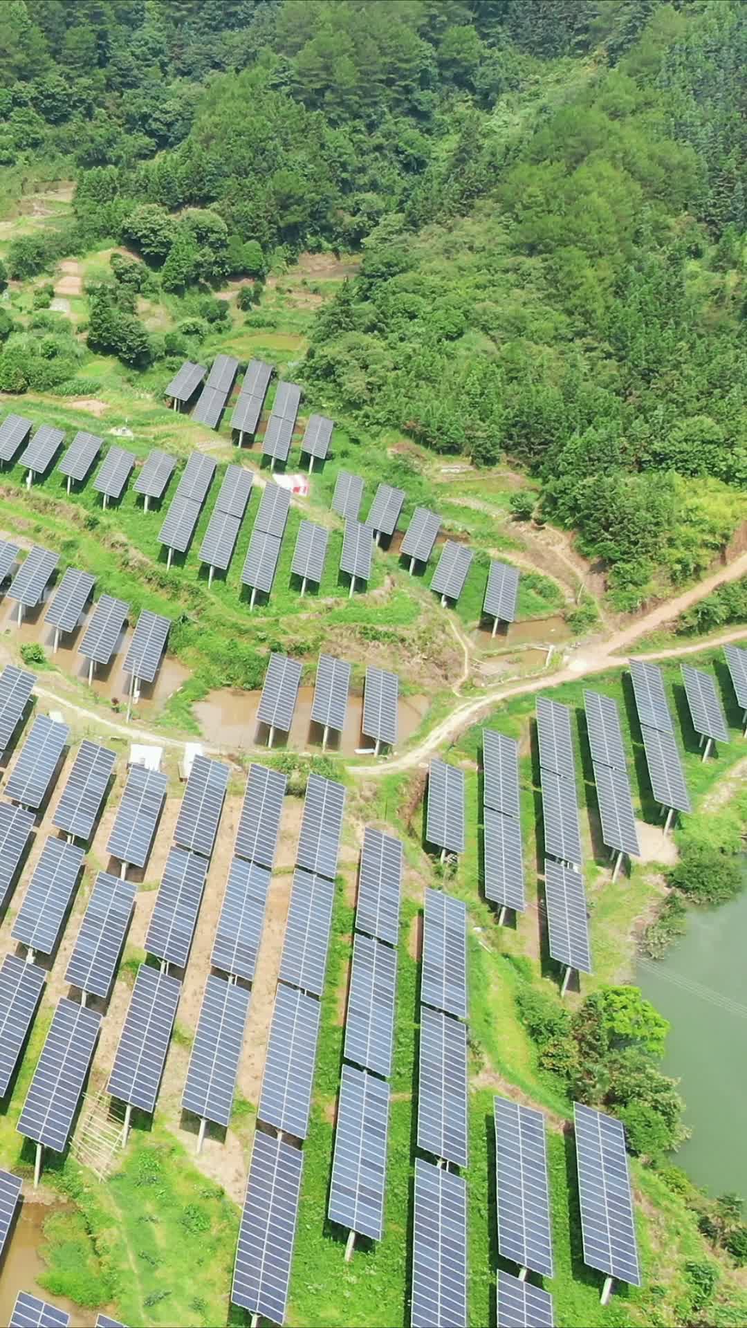 太阳能发电新能源竖屏航拍视频的预览图