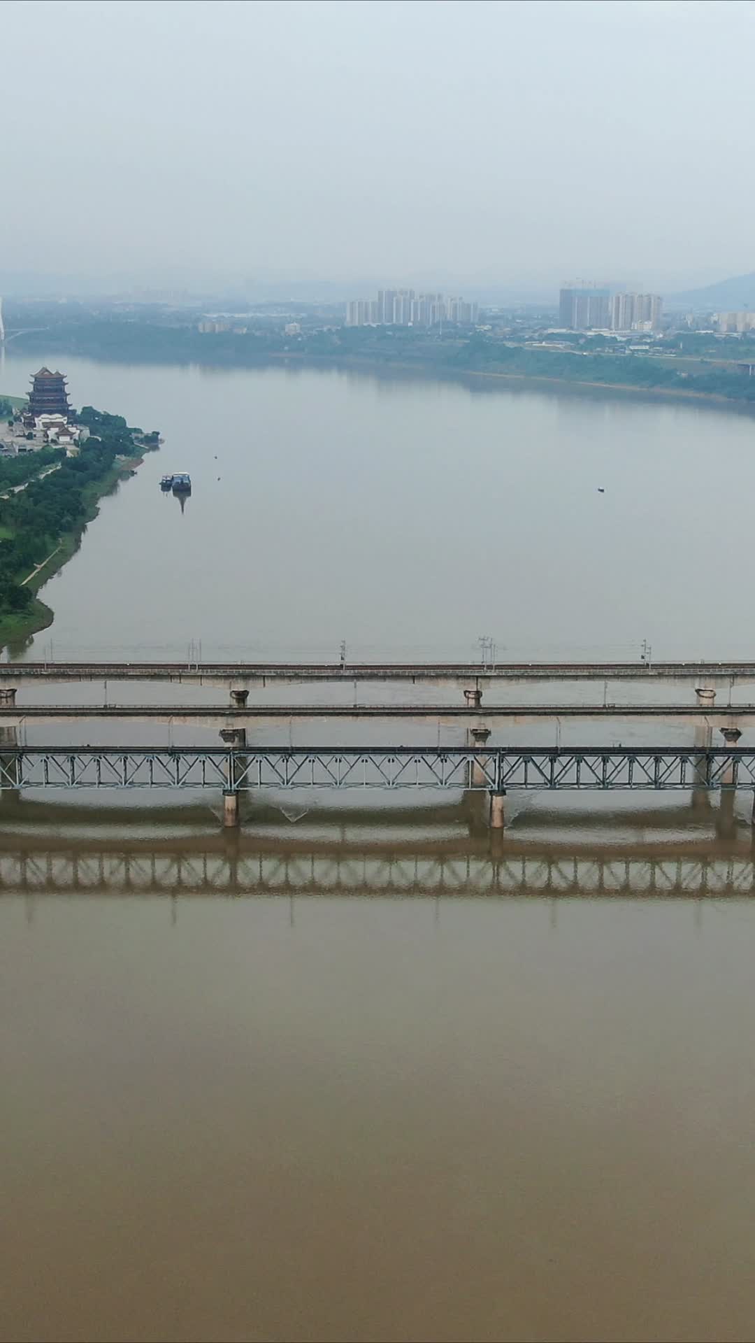 湖南湘潭湘江跨河大桥竖屏航拍视频的预览图