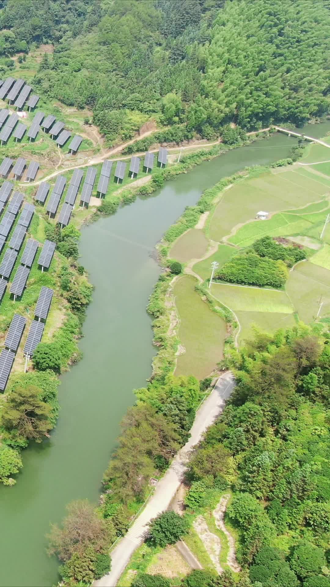 太阳能发电新能源竖屏航拍视频的预览图