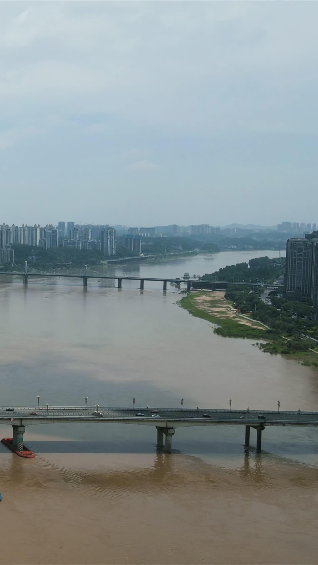 湖南株洲湘江洪水竖屏航拍视频的预览图