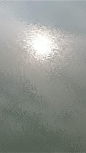 湖面倒影蓝天白云竖屏航拍视频的预览图