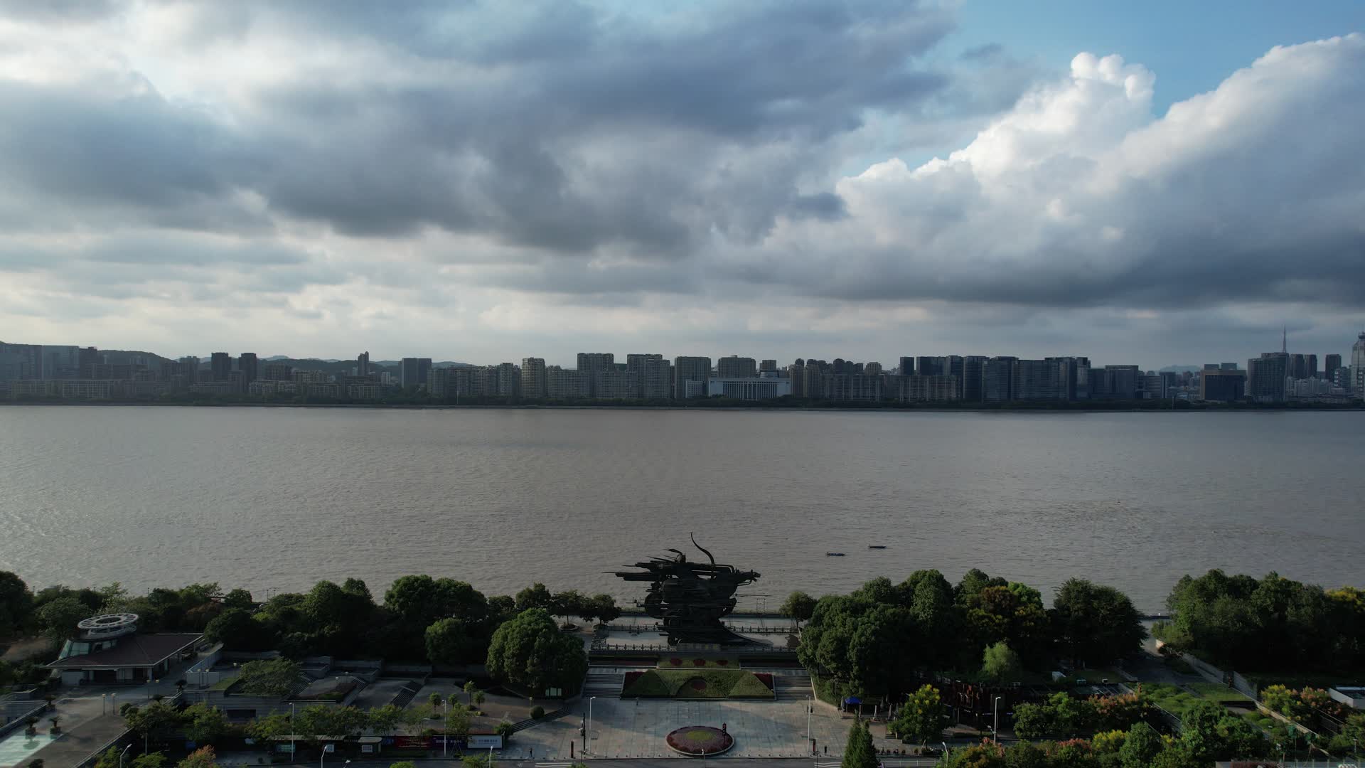 杭州滨江公园钱王射潮航拍视频的预览图