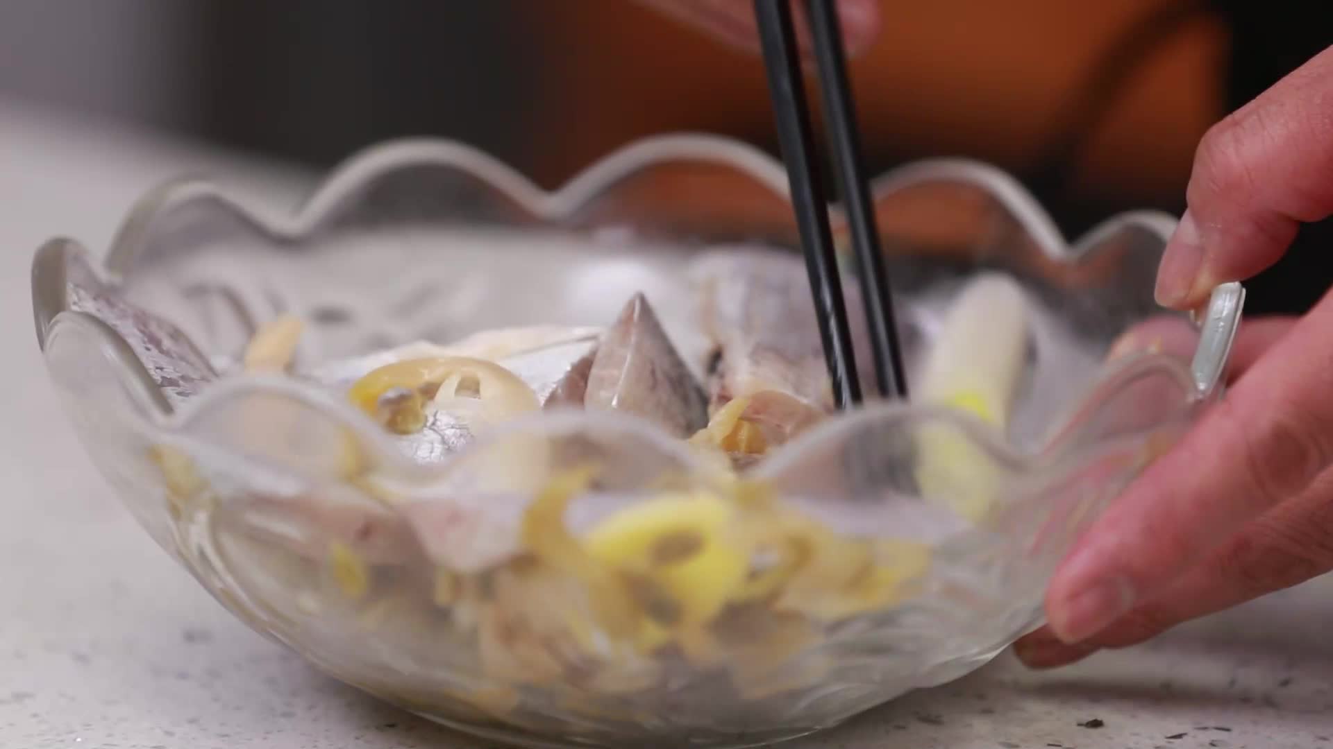 镜头合集调料腌制带鱼去腥视频的预览图