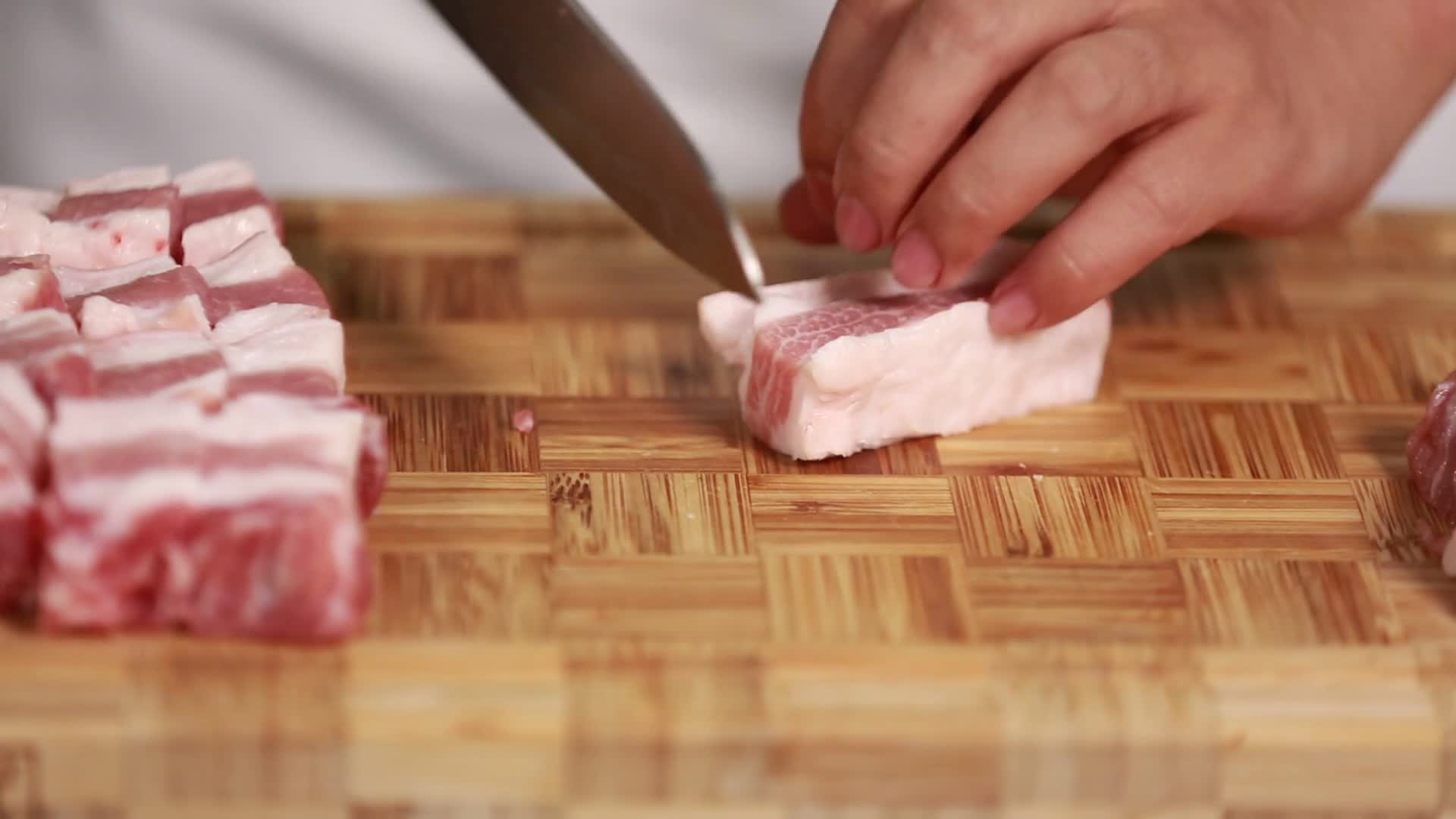镜头合集厨师刀切高档五花肉视频的预览图