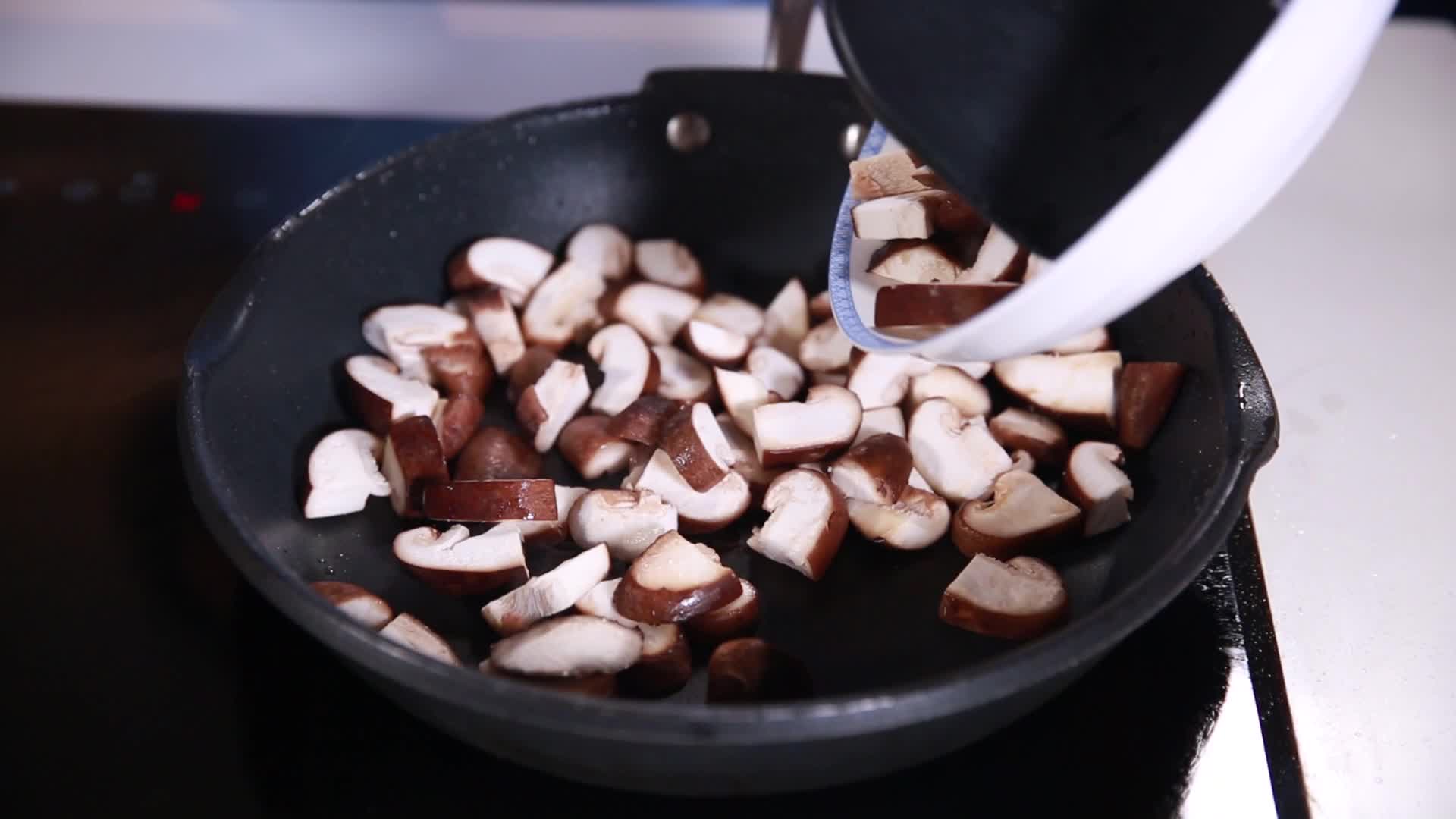 镜头合集炒香菇丁香菇粒炒制香菇酱视频的预览图