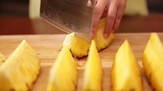 镜头合集菜刀给菠萝去皮视频的预览图