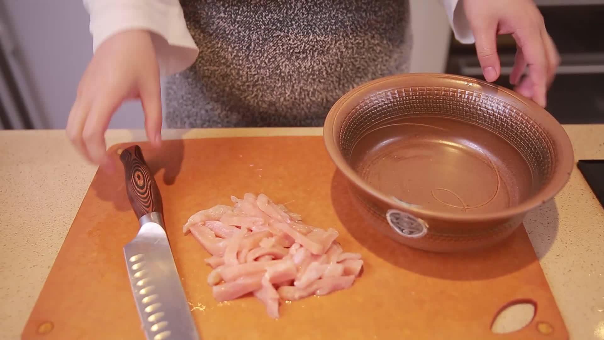 镜头合集厨师切鸡肉鸡柳腌制鸡肉视频的预览图