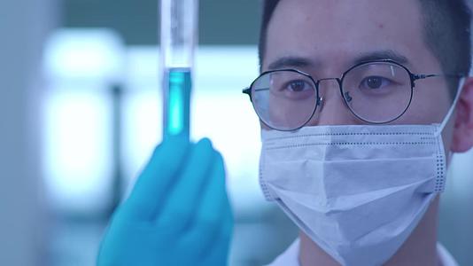 科学医药医疗看着实验管生物试验试管制药研究视频的预览图