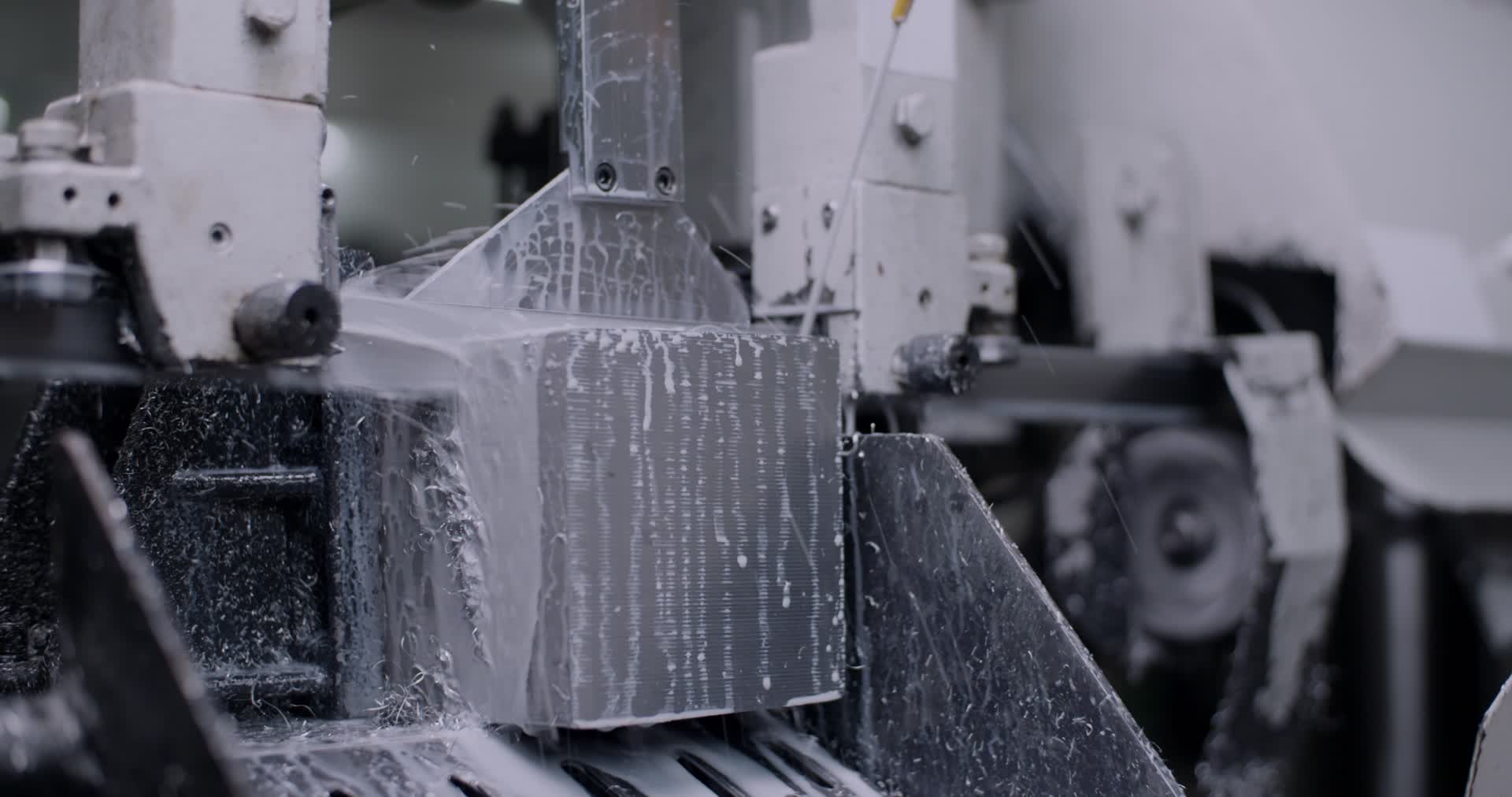 数控模具锯床机器切割金属加工切割4K视频视频的预览图