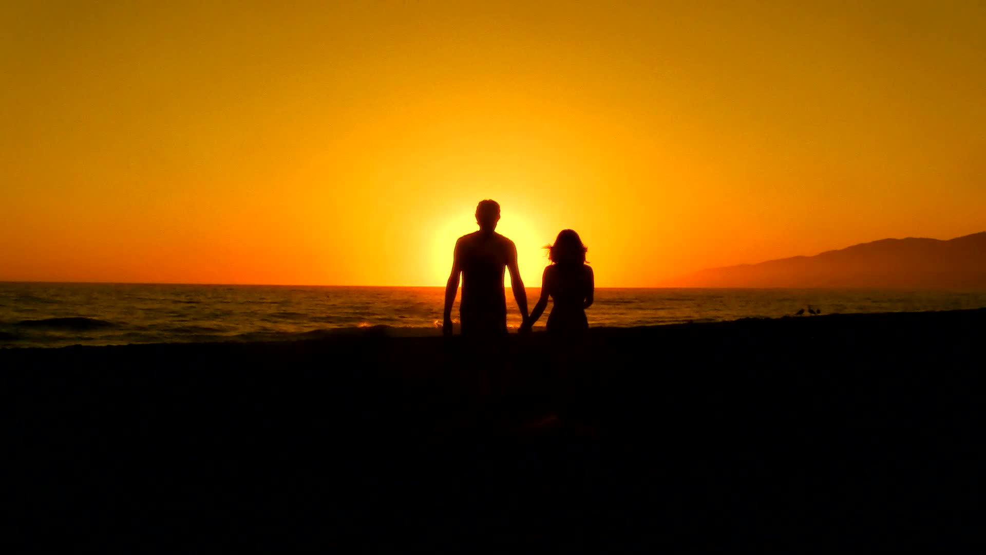 情侣在黄昏散步日落夕阳视频的预览图