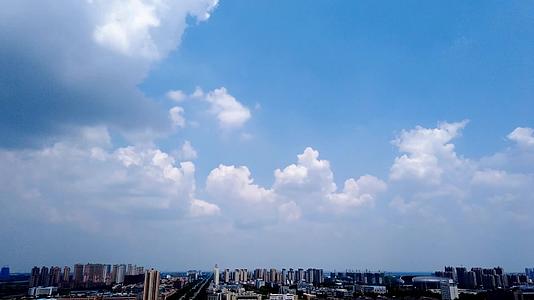城市上空的蓝天白云视频的预览图