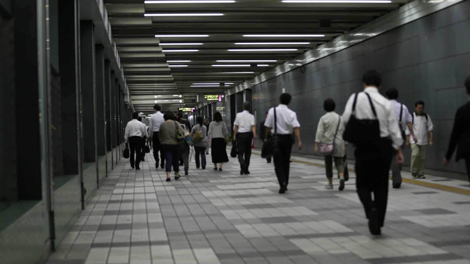东京地铁繁忙的人群视频的预览图