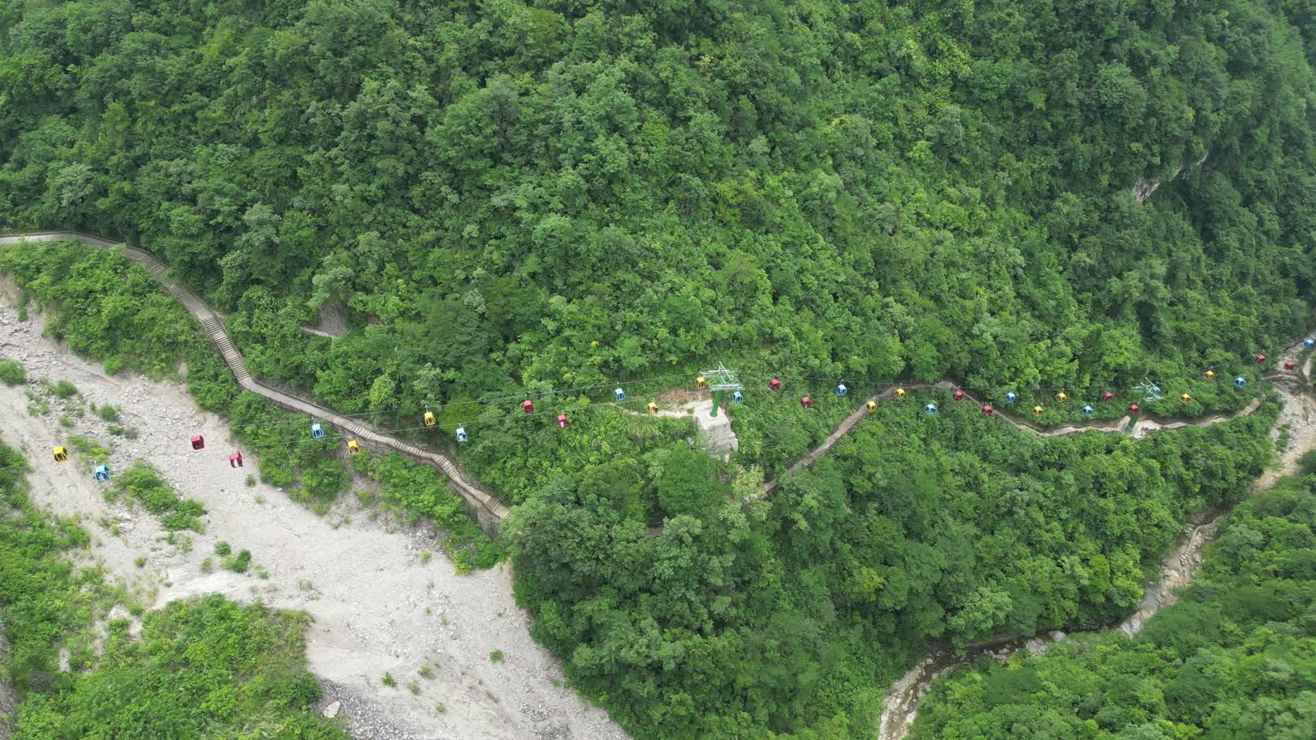 航拍湖北宜昌三峡猴溪索道观光视频的预览图
