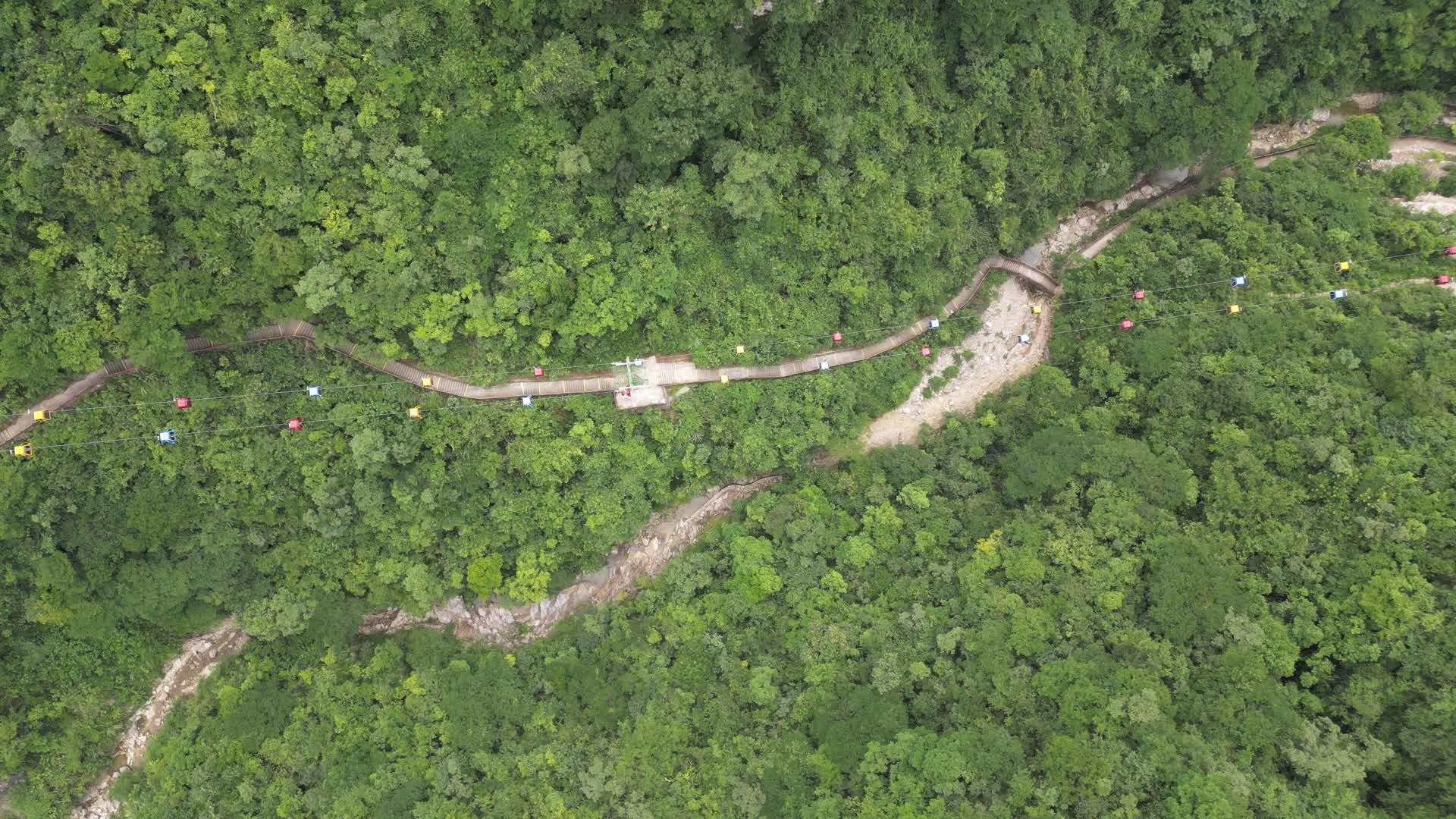航拍湖北宜昌三峡猴溪索道观光视频的预览图