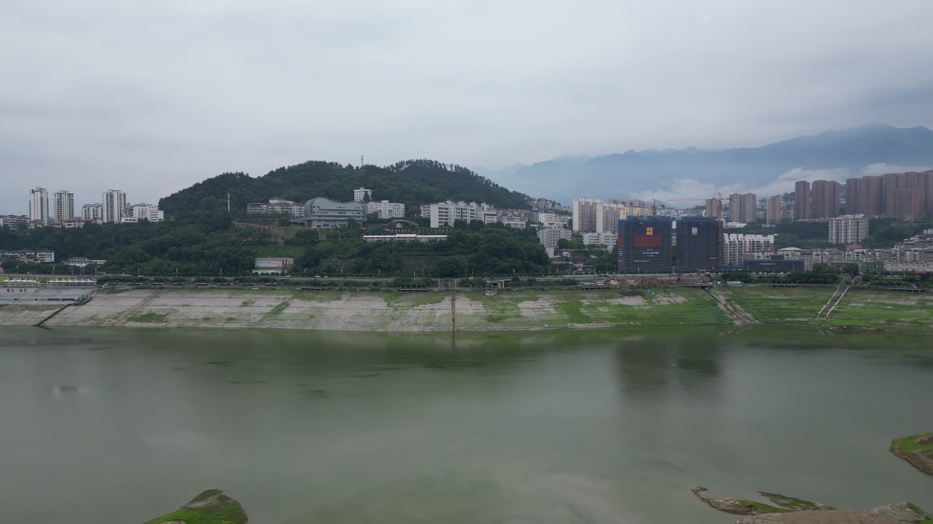 航拍湖北宜昌秭归县长江三峡视频的预览图