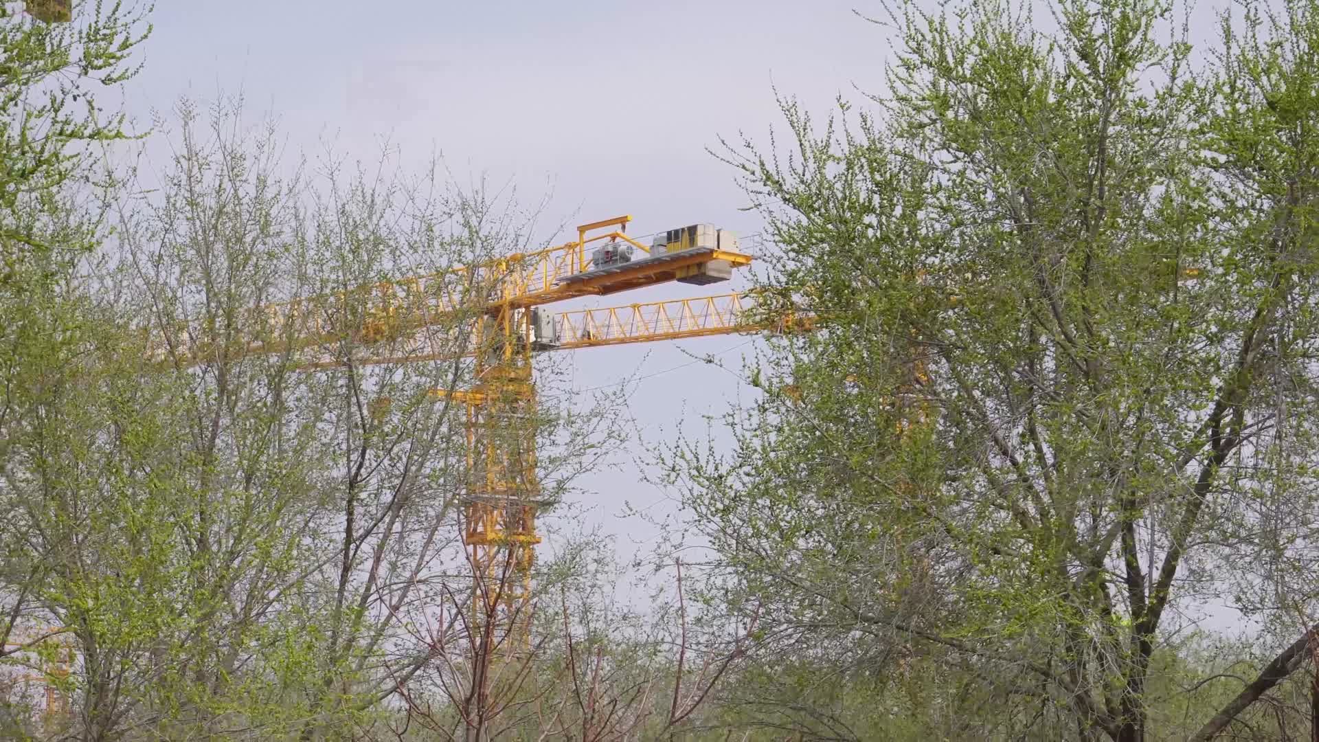 镜头合集塔吊吊车工地建筑建设视频的预览图