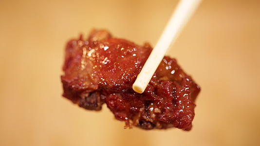 镜头合集筷子夹起排骨肉视频的预览图