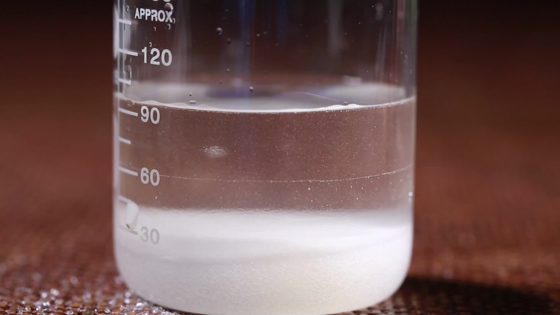 镜头合集烧杯融化白色化学粉末石蜡视频的预览图