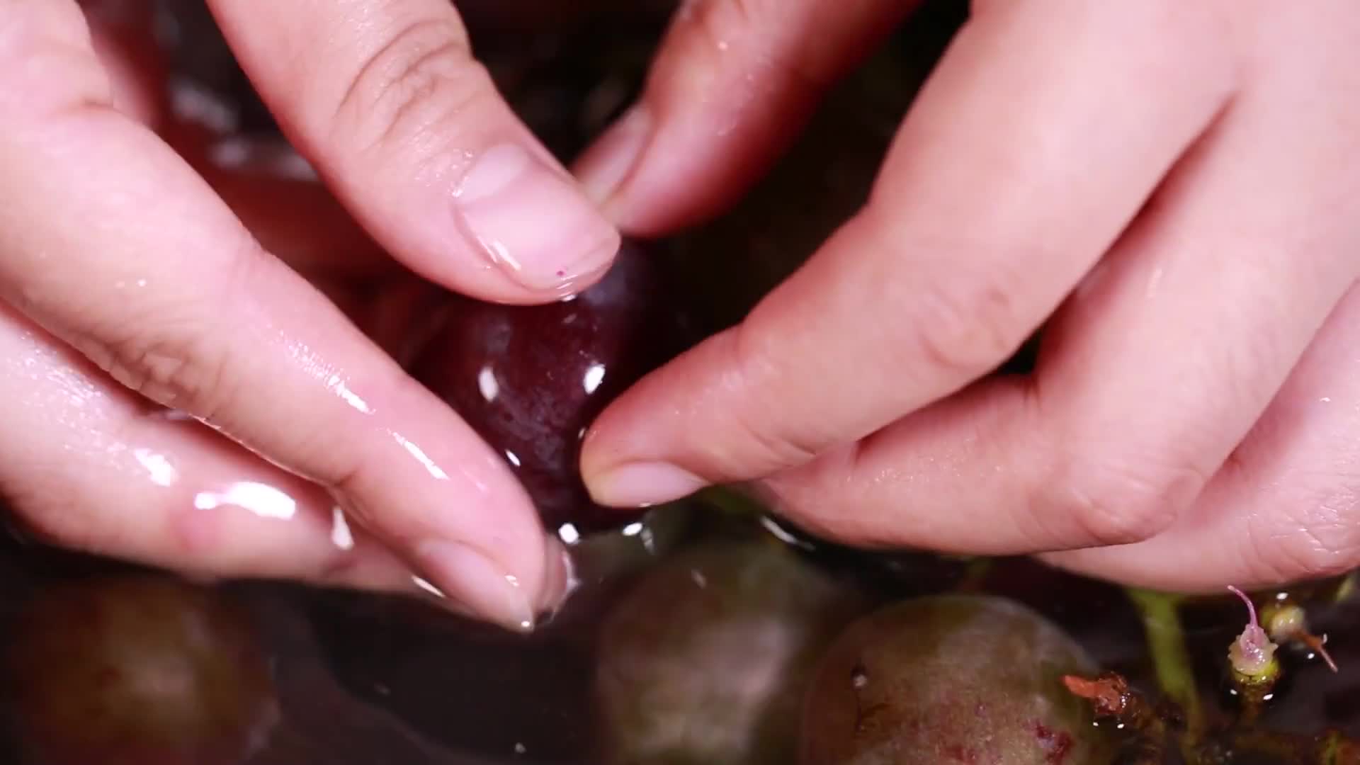 镜头合集清洗葡萄珠葡萄果粒视频的预览图