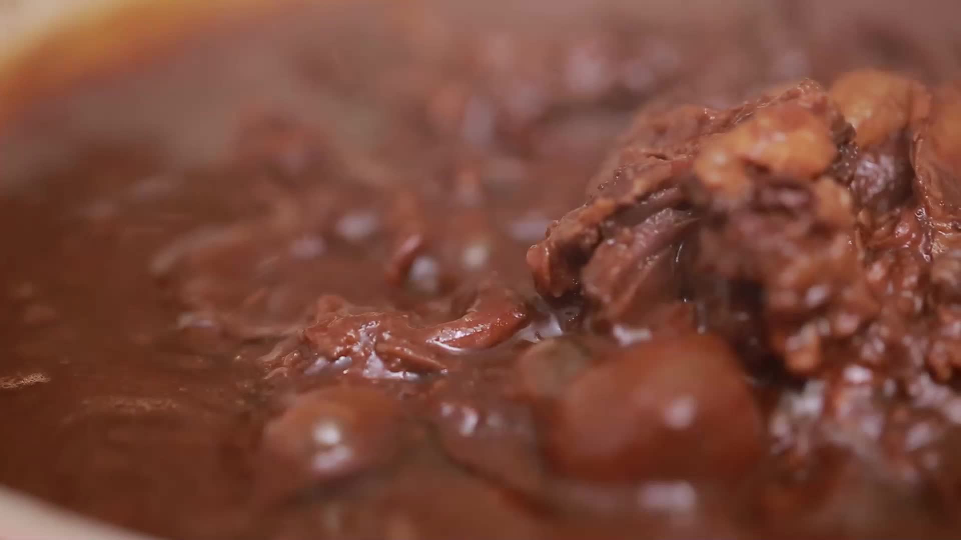 镜头合集砂锅牛肉炖肉酱视频的预览图