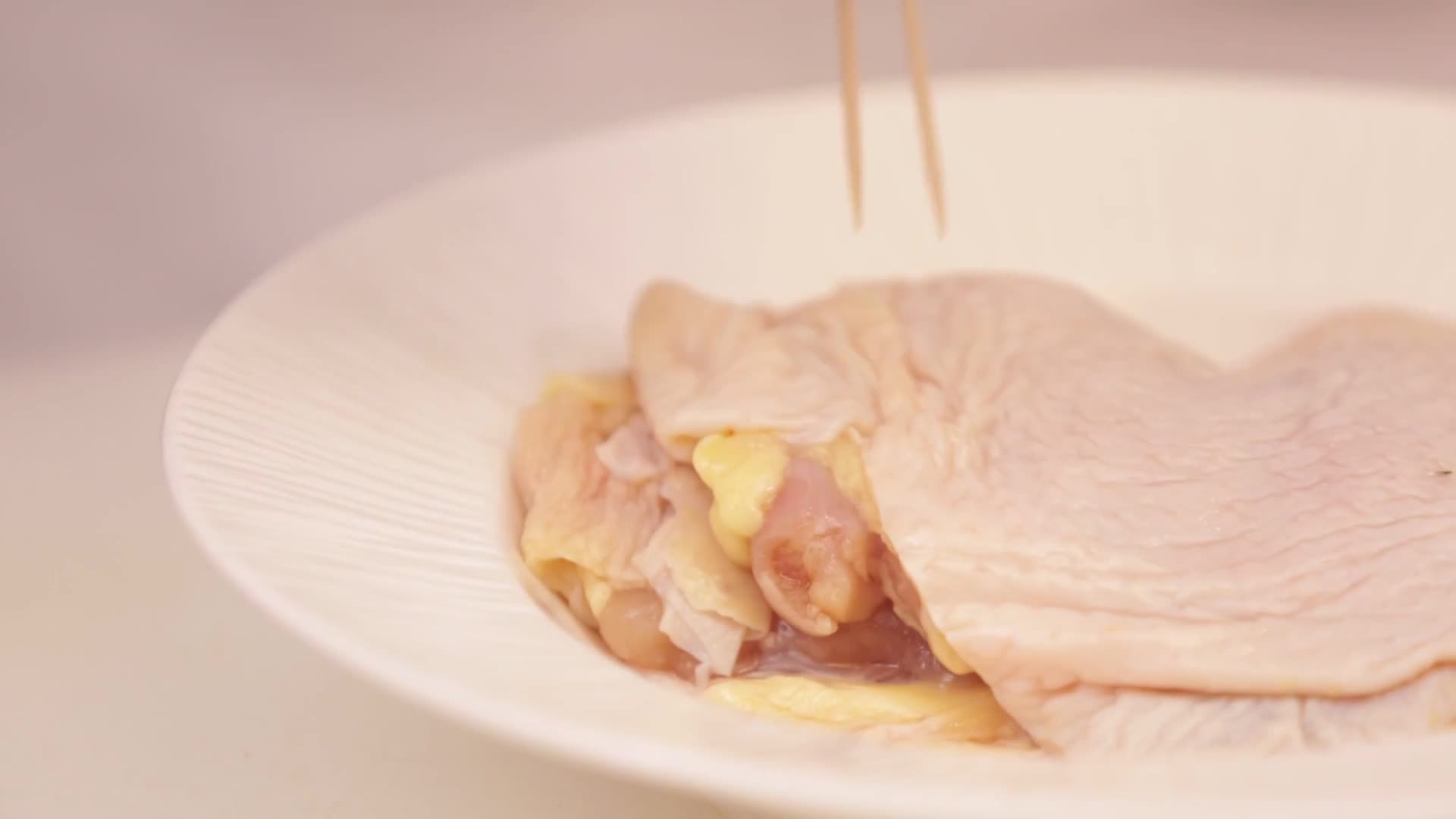 镜头合集切鸡腿肉腌制鸡肉粒视频的预览图