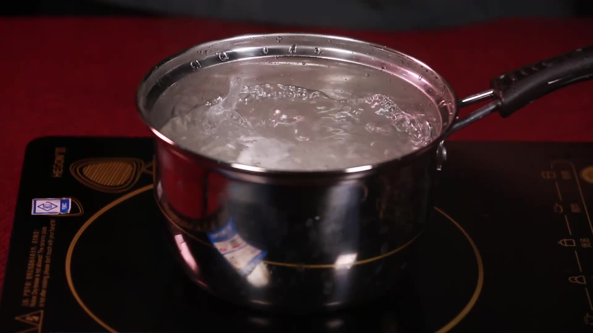 镜头合集沸水煮汤圆视频的预览图