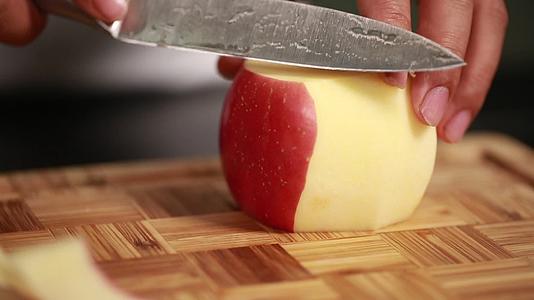 镜头合集西餐厨师刀小苹果切苹果视频的预览图
