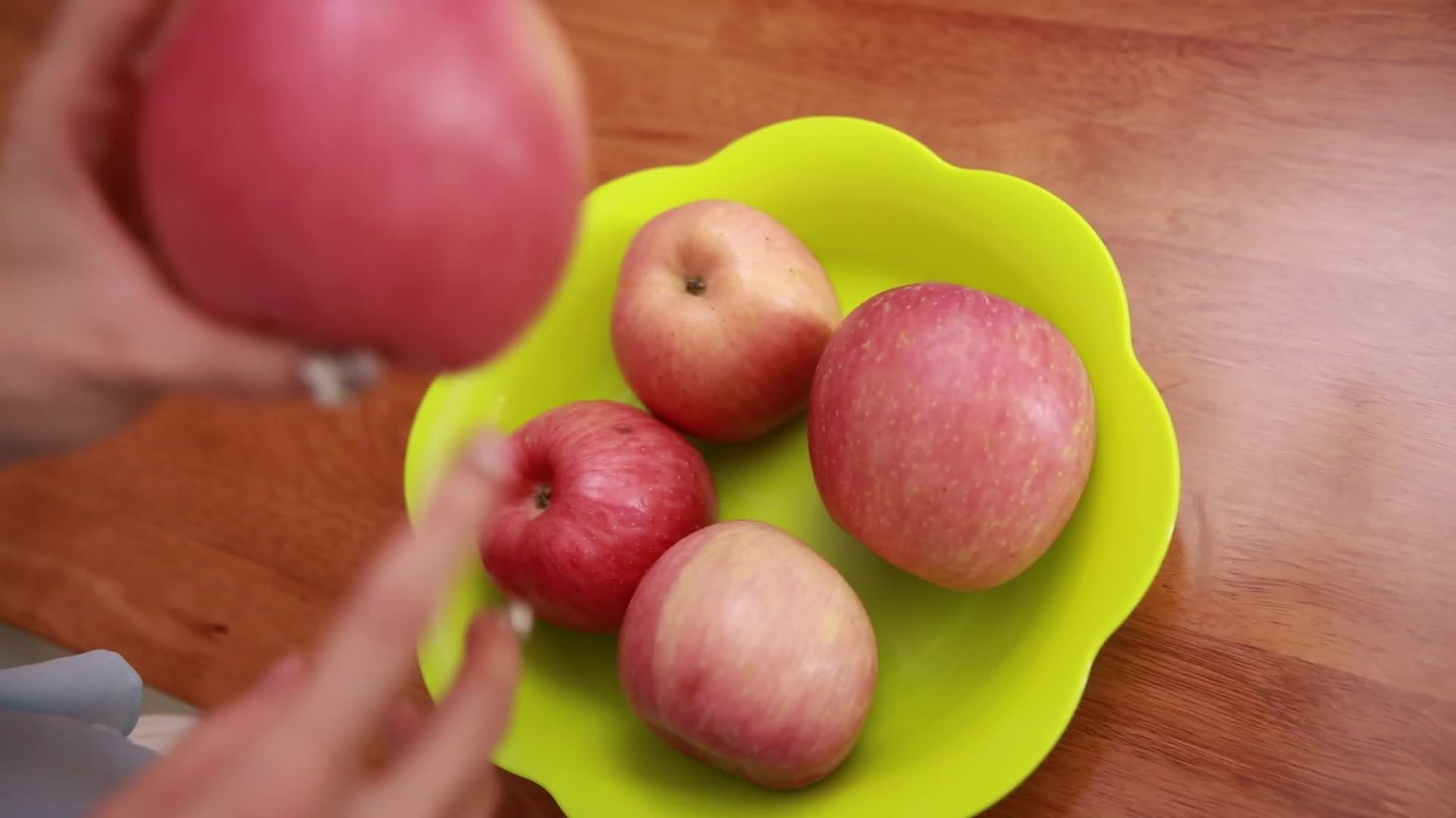 镜头合集观察果盘里的红富士苹果视频的预览图
