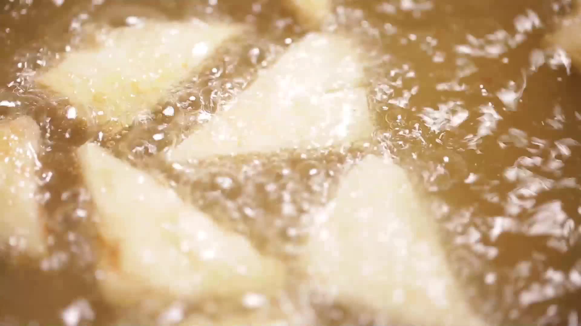 镜头合集油锅炸豆腐视频的预览图