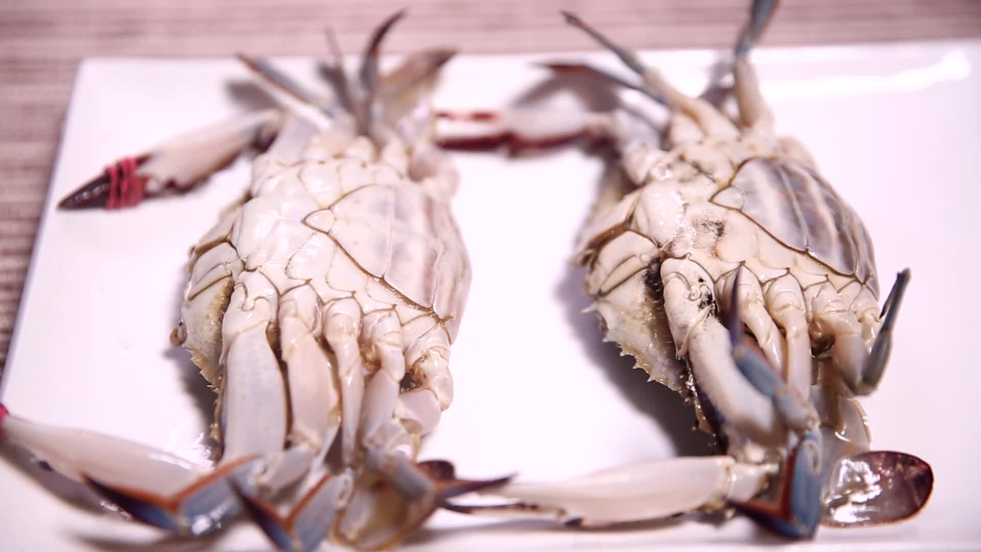 镜头合集湿布覆盖梭子蟹螃蟹放入冰箱保存视频的预览图