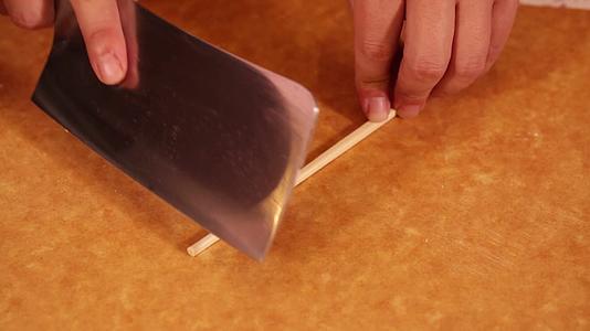 镜头合集筷子木质软硬用菜刀砍筷子视频的预览图