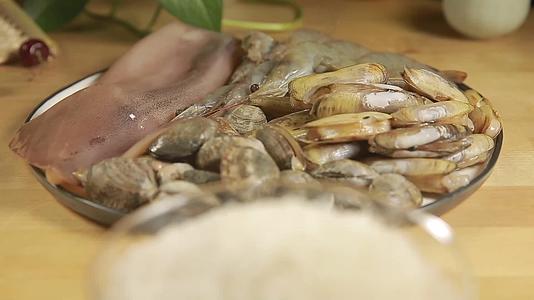 镜头合集花蛤蛏子米饭海鲜饭原料视频的预览图
