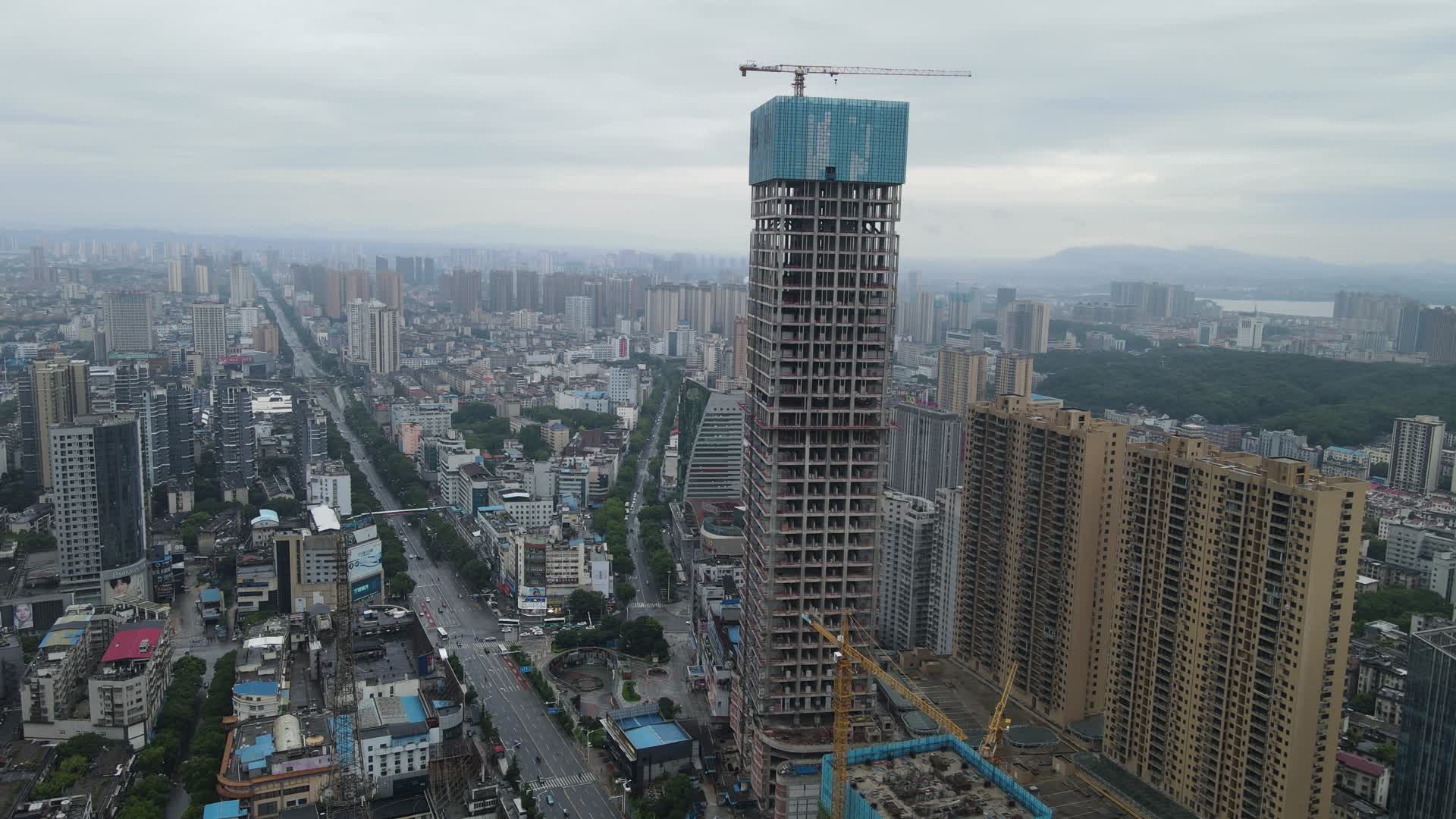 航拍湖南岳阳第一高楼烂尾楼视频的预览图