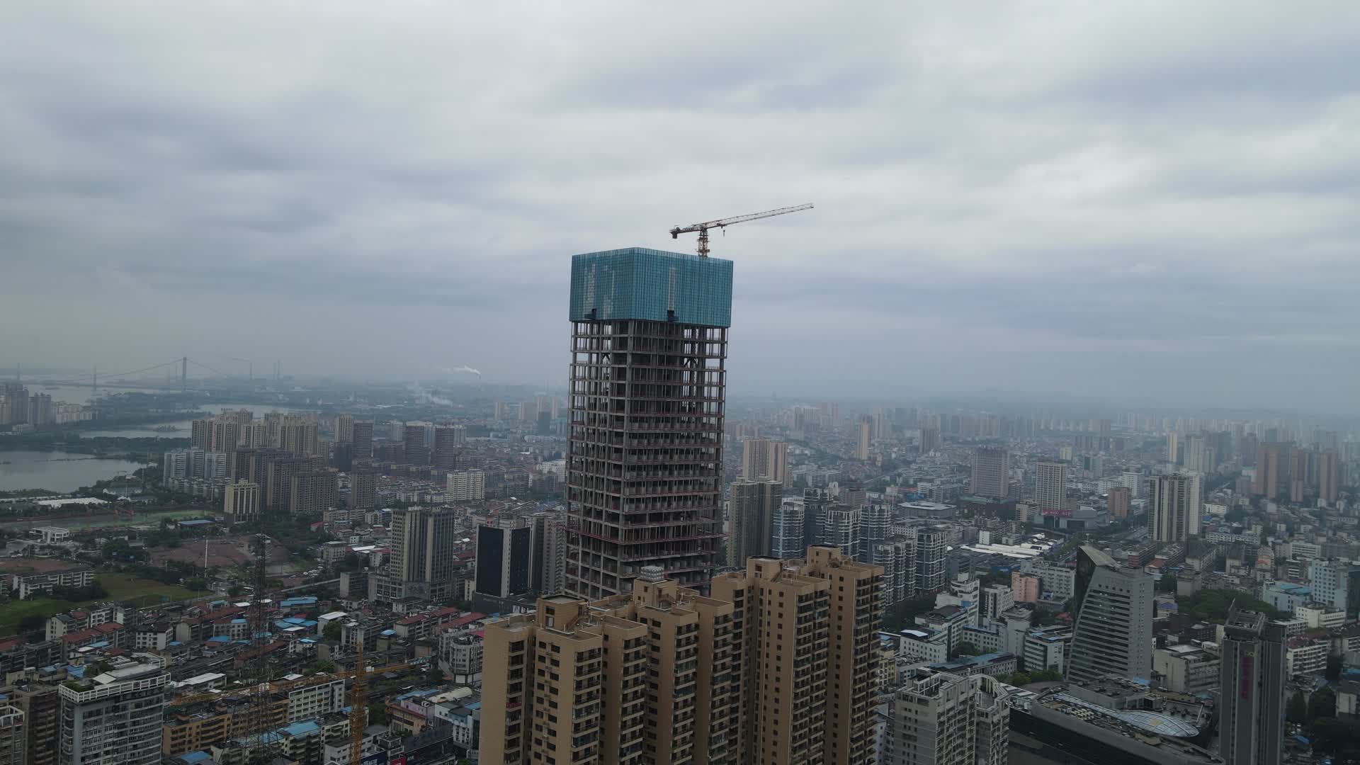 航拍湖南岳阳第一高楼烂尾楼视频的预览图