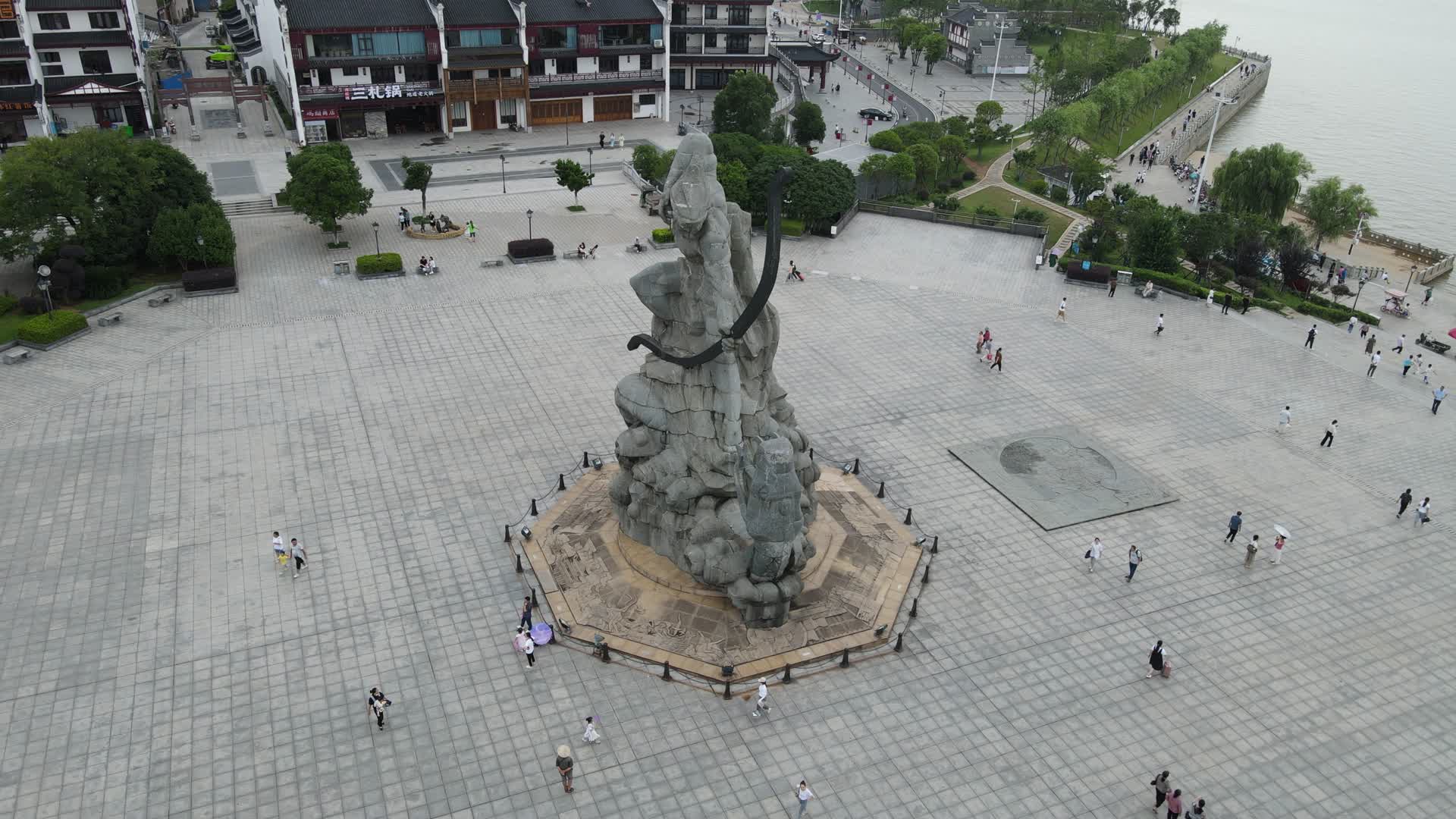航拍湖南岳阳巴陵广场后羿斩巴蛇视频的预览图