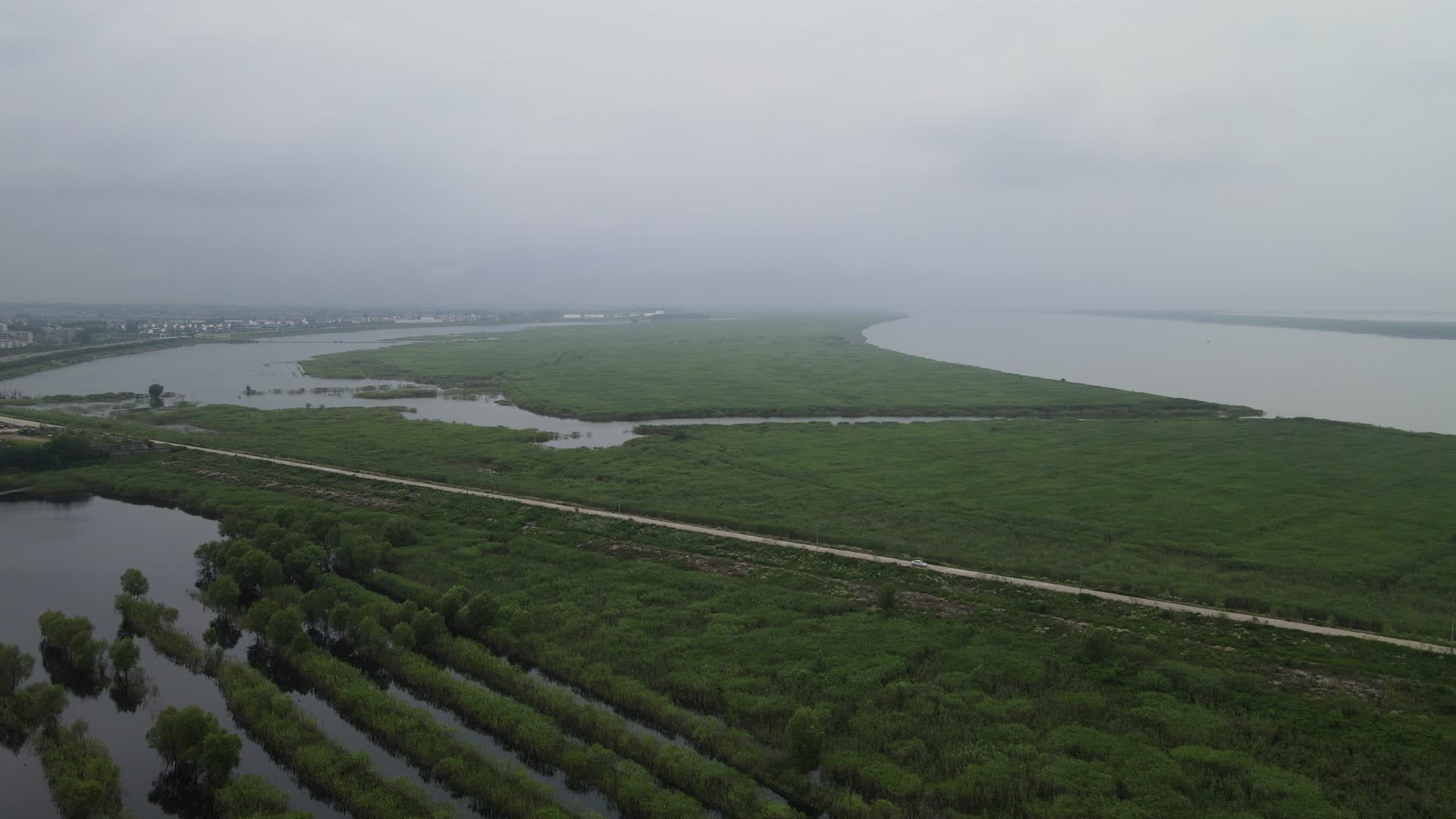 航拍湖南岳阳汨罗江湿地公园视频的预览图