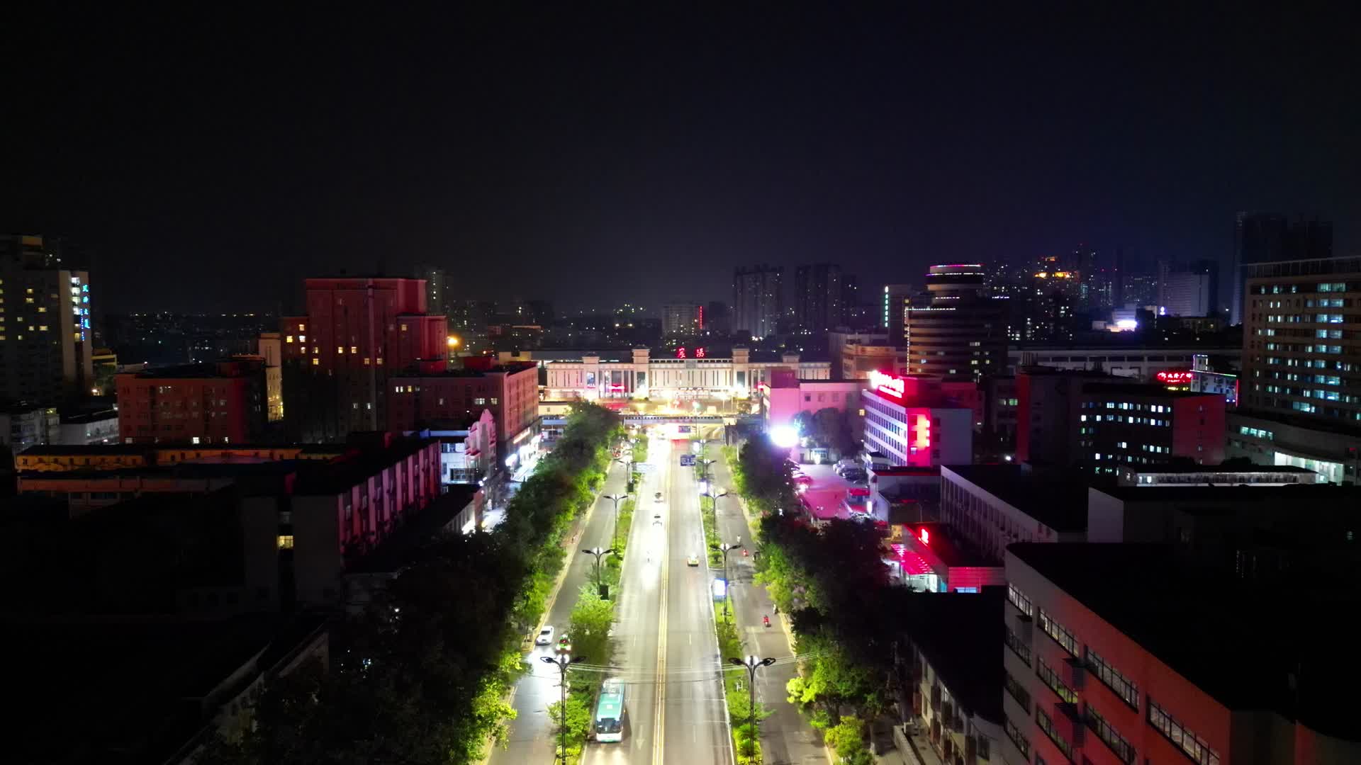 航拍湖北襄阳站夜景视频的预览图
