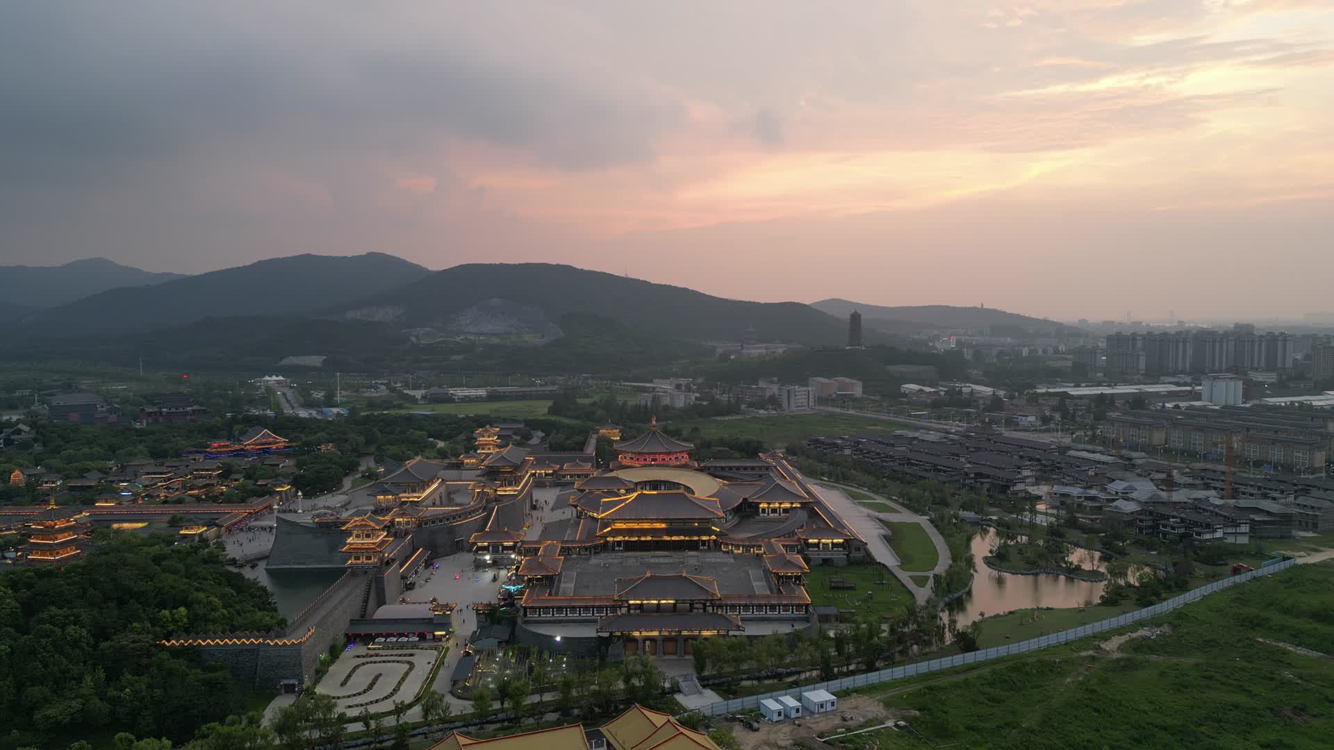 航拍湖北襄阳中国唐城影视基地夕阳夜景视频的预览图