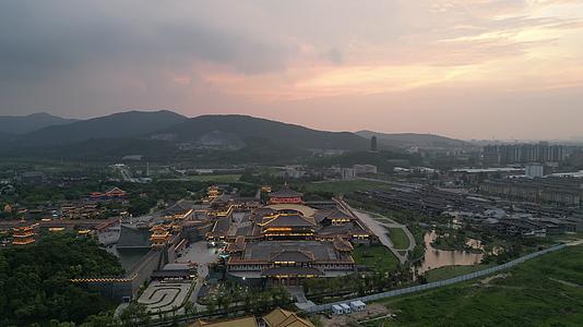 航拍湖北襄阳中国唐城影视基地夕阳夜景视频的预览图