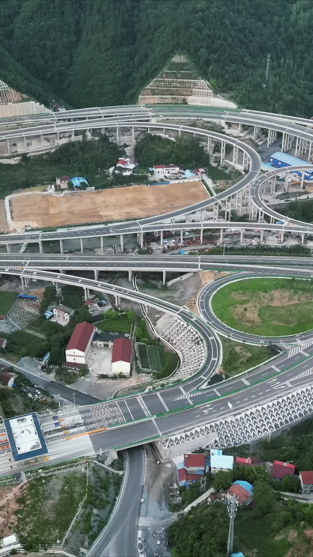 航拍城市错综复杂高架桥交通竖屏视频的预览图
