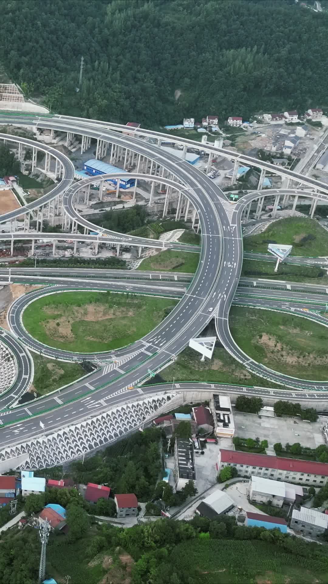 航拍城市错综复杂高架桥交通竖屏视频的预览图
