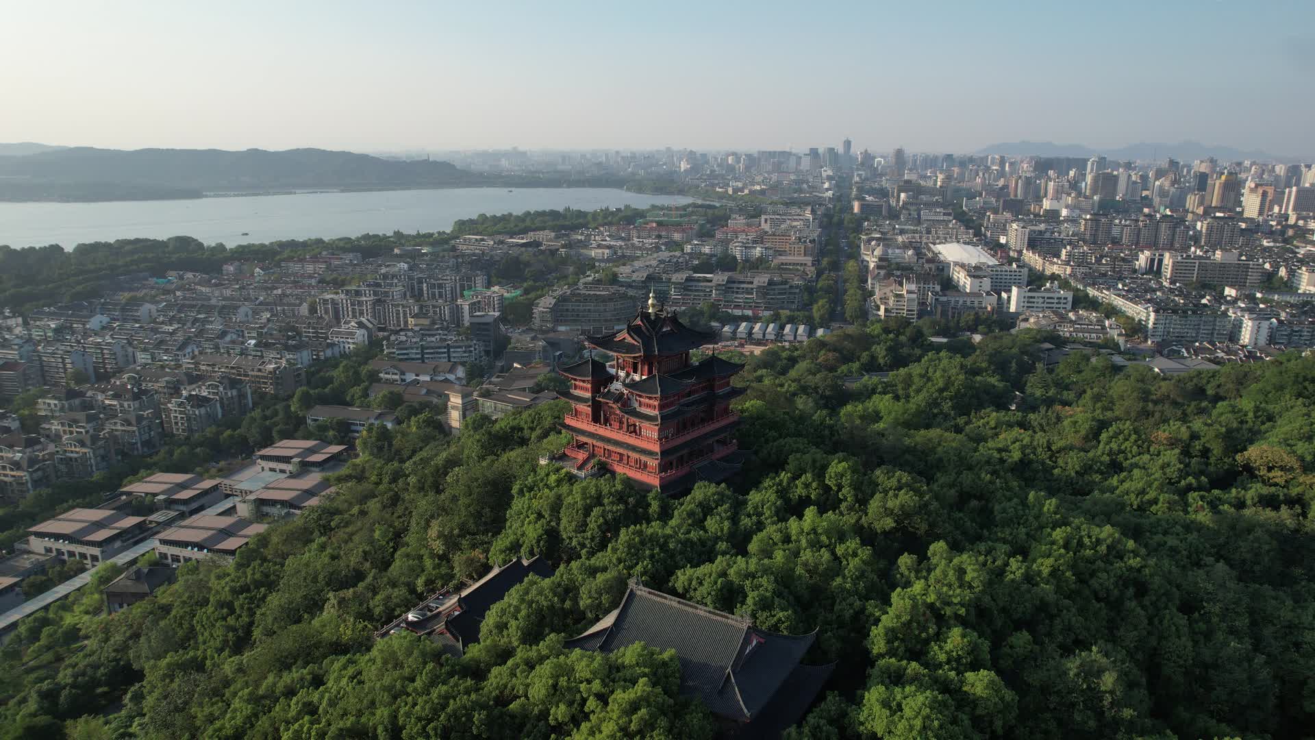 杭州吴山景区城隍阁景区航拍4K视频视频的预览图