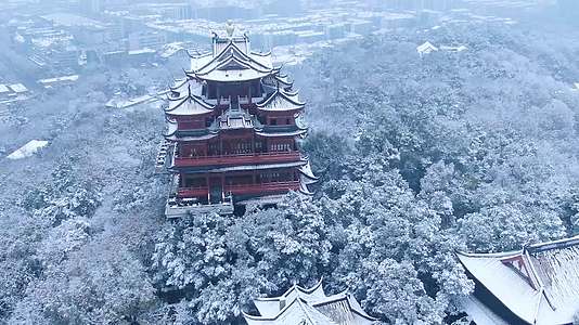 杭州吴山景区城隍阁景区雪景航拍4K高清视频视频的预览图