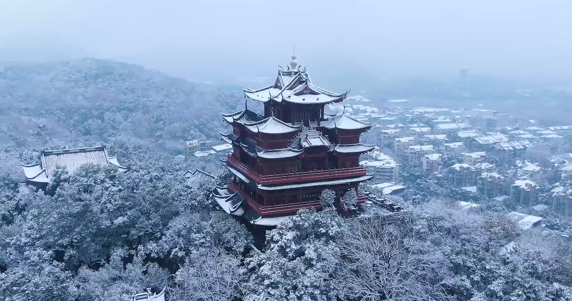 杭州吴山景区城隍阁景区雪景航拍4K高清视频视频的预览图
