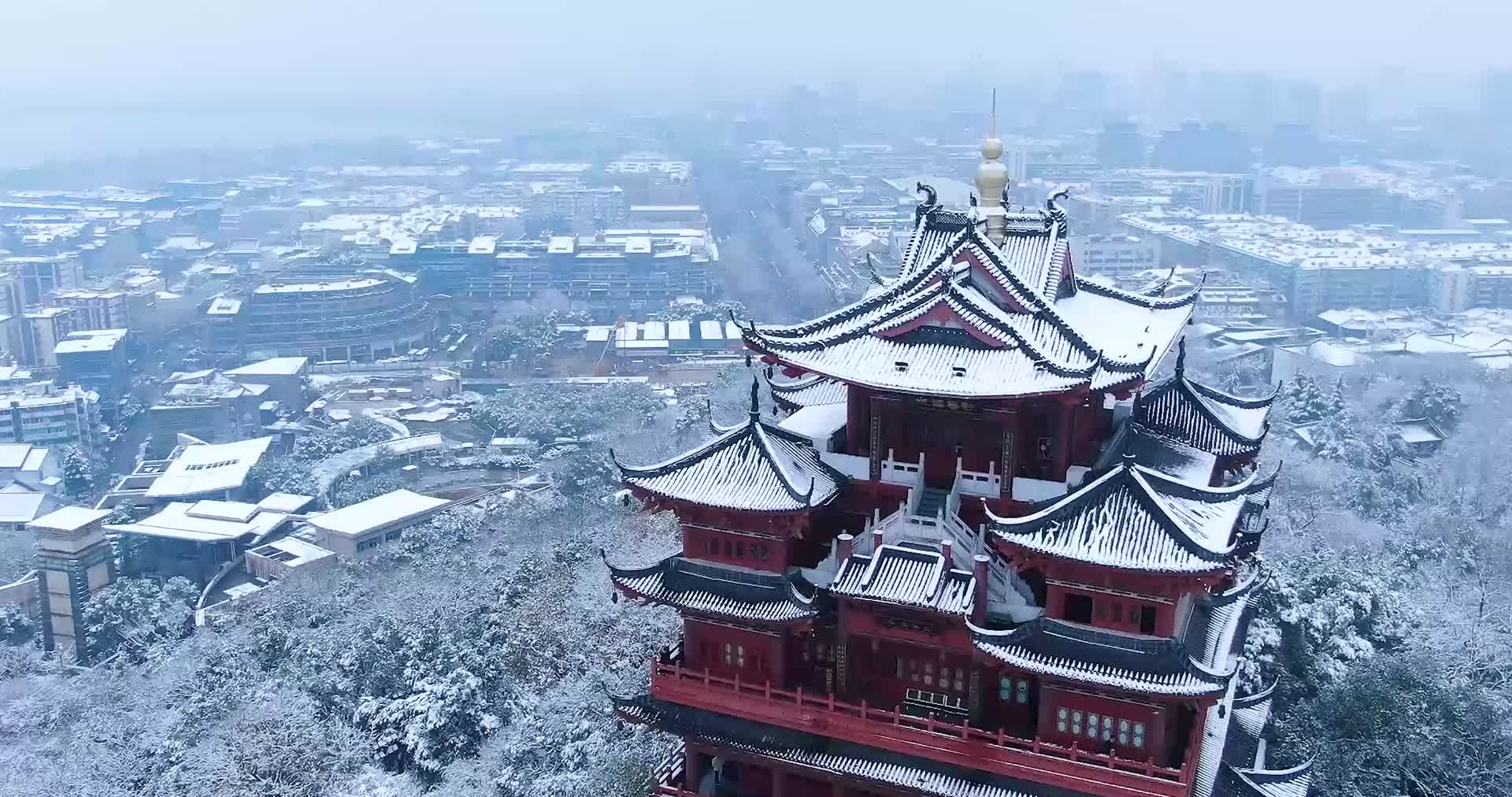 杭州吴山景区城隍阁雪景航拍视频的预览图